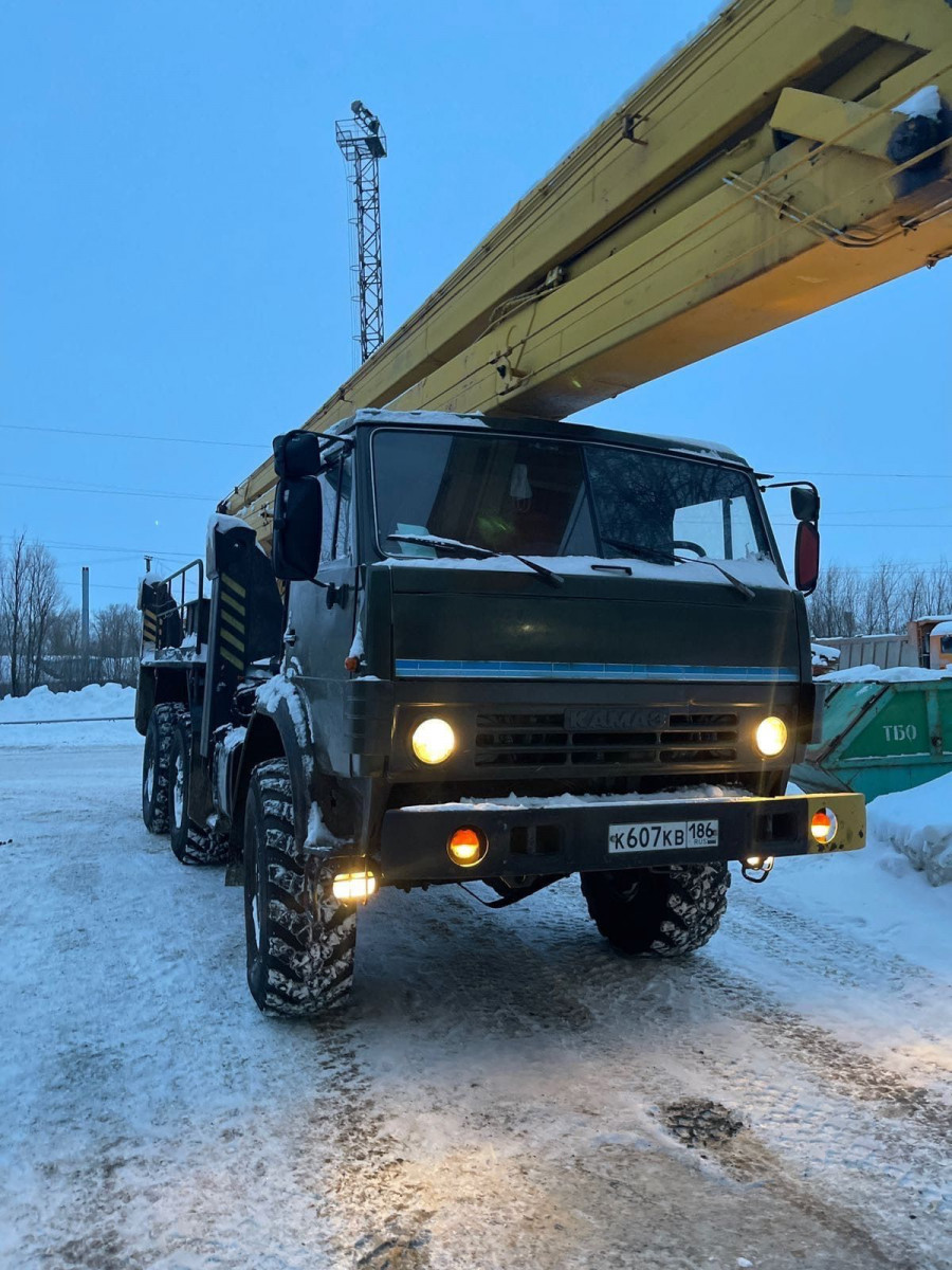 Разгрузка машины автокраном со стропальщиками в Новом Уренгое недорого